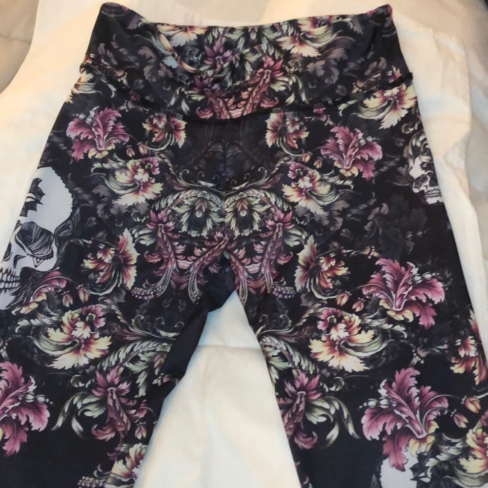 Onzie skull floral cropped yoga leggings size S/M